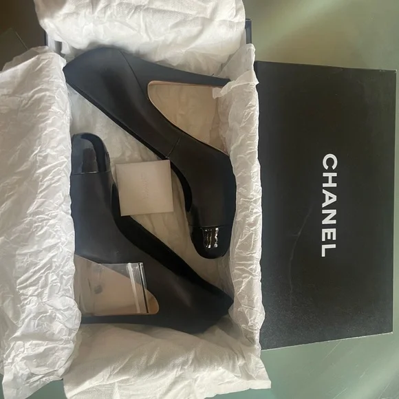 Chanel interlocking logo pumps